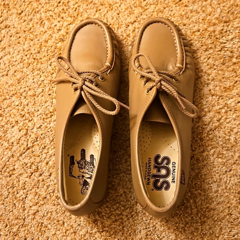 Women's SAS 8.5 N tan tie shoes